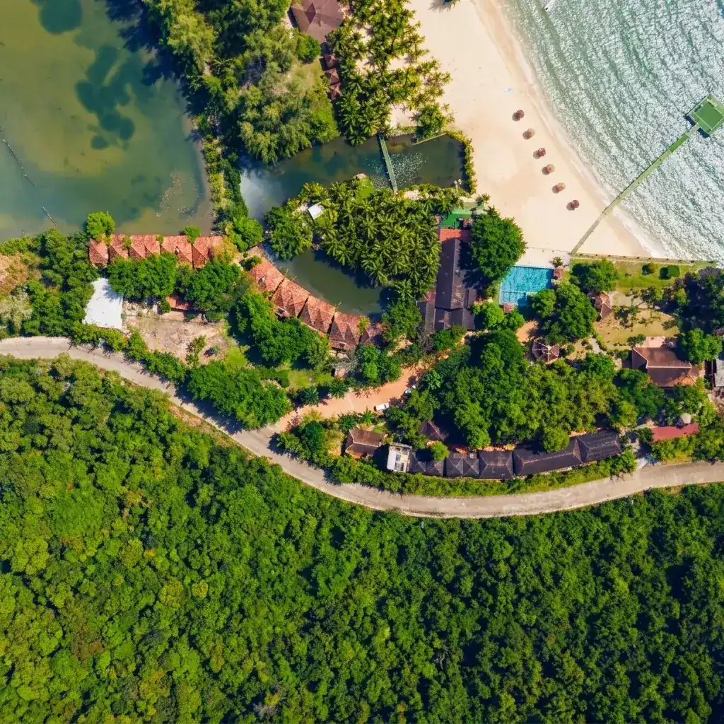 Toàn cảnh Milana Beach Resort từ trên cao — sông, vườn và biển